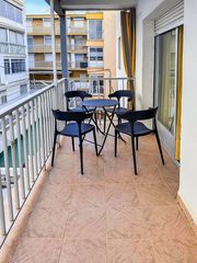 Apartament a Playa de Gandía. Acogedor apartamento con terraza junto a la playa