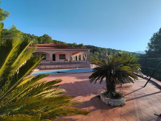 Casa en Vilallonga / Villalonga. Amplia vivienda en venta en villalonga con terraza y vistas pano