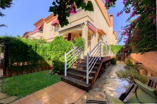 Casa aparellada a Park Nord - Casona. Chalet pareado en excelente estado con jardín y piscina comunita