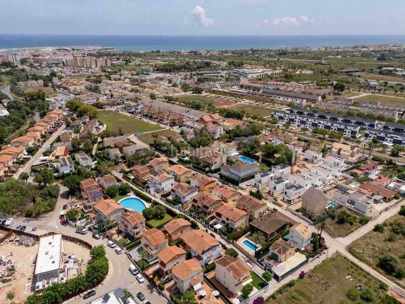 Foto 182ec804-8bd7-4482-8adf-d45df92ed926. Casa aparellada amb aparcament piscina a Park Nord - Casona Gandia