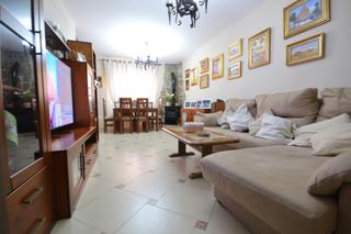 Casa a Caballero Bonald-S. José Obrero-Guadalcacín. Casa con 13 años, en perfecto estado y con patio