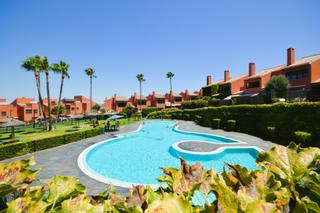 Casa adosada en Puertas del sur - Guadabajaque. Maravillosa casa con piscina 4 dormitorios y 3 baños