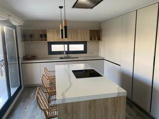 Miete Chalet in Pozoalbero. Alquiler de moderna casa en urbanización privada  2.000 mes