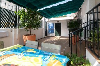 Ground floor in La Plata. Bajo con patio reformado en bda la plata