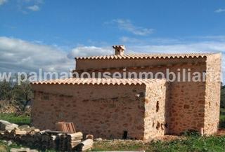 Residential Plot in Llubí. Rustica con dos construcciones a medio reformar con encanto