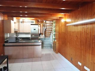 Planta baja  Calle cortada. Vivienda a 3 niveles, con patio y diversos parterres ajardinados