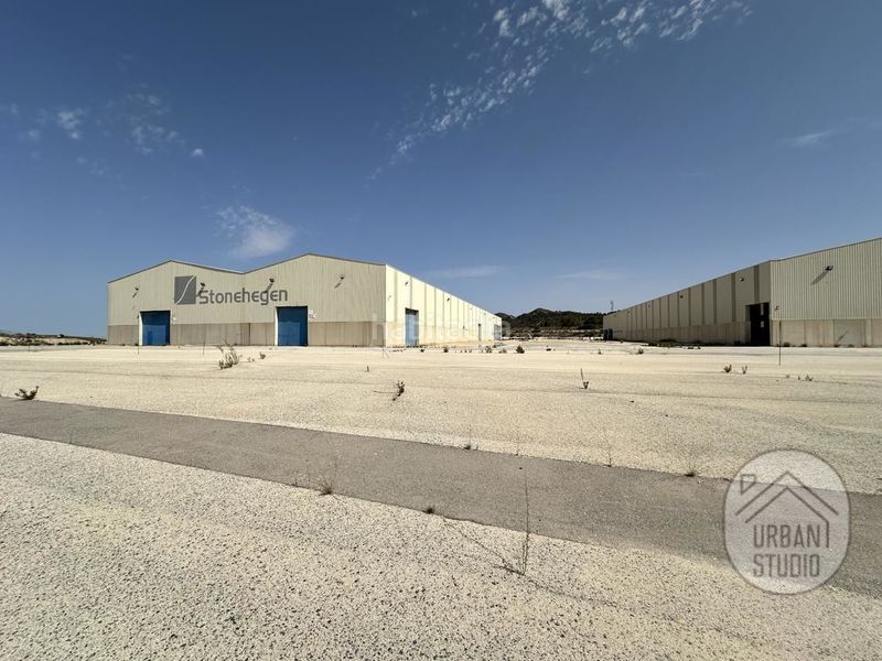 Foto 33e5a9e2-7b73-430b-8ea8-c7e225a48c84. Nau industrial a Romana (la)