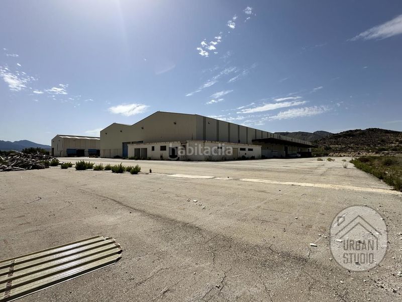 Foto f0d614e2-c4a6-4bd3-84ae-ddd5992b248f. Nau industrial a Romana (la)