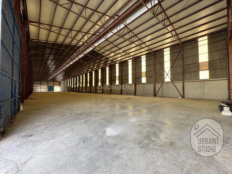 Foto f365ac8d-ccf4-4752-9539-beab53b20764. Nau industrial a Romana (la)