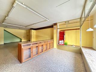 Local commercial  Carrer del regidor lorenzo llaneras. Local en dos plantas con salida de humo.