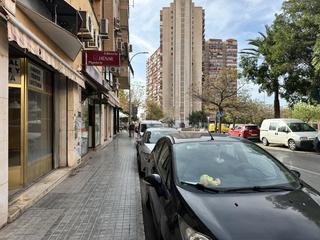 Local commercial  Carrer del regidor lorenzo llaneras. Local en dos plantas con salida de humo.