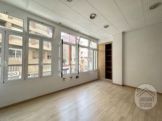 Oficina  Capit�n amador. Oficina en venta en edificio  representantes