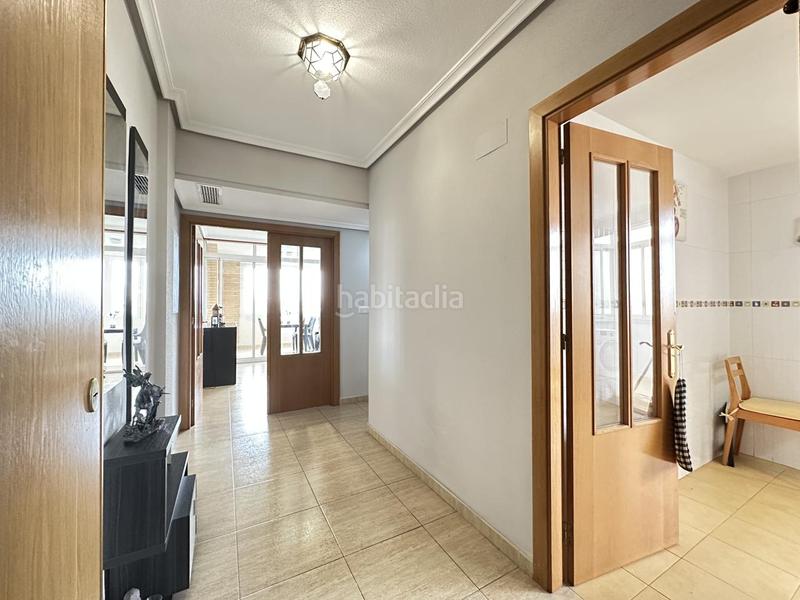 Foto 54207865-2b1d-43c8-bcb7-4bda75ecddeb. Piso  en ultima planta con vistas al mar y castillo en Alicante