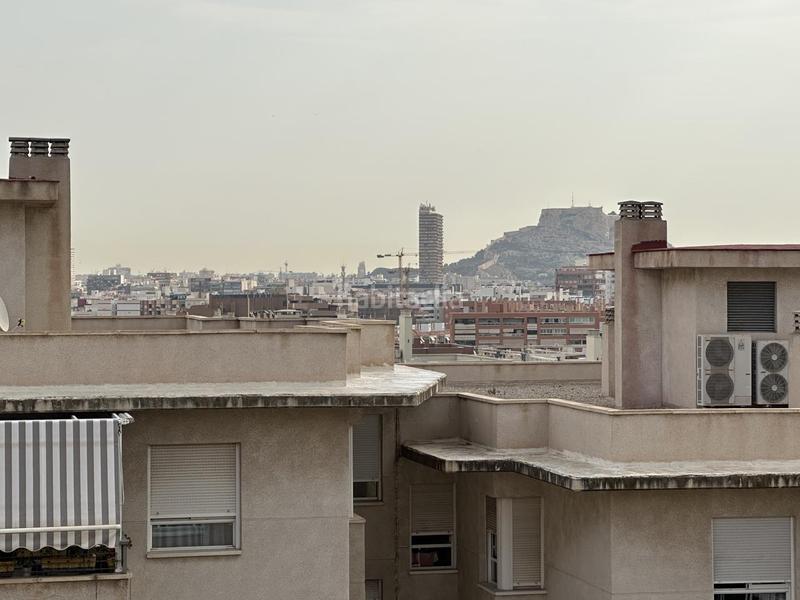 Foto 5a59bc2e-b4cc-4523-b8e3-10579a3a5d3e. Piso  en ultima planta con vistas al mar y castillo en Alicante