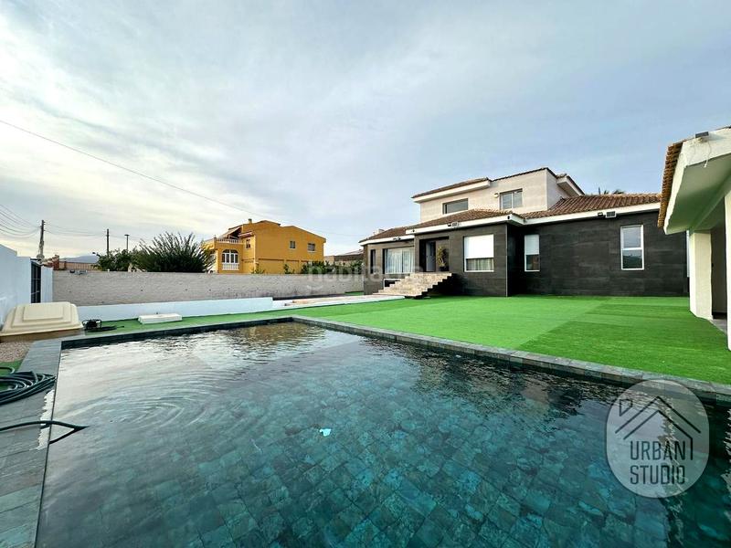 Foto 86f90e53-cc33-4029-8a1a-6ca21ee59335. Casa amb piscina a Los Girasoles Sant Vicent del Raspeig