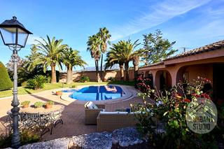 Casa  Carrer de la torreta. Impresionante casa reformada con piscina