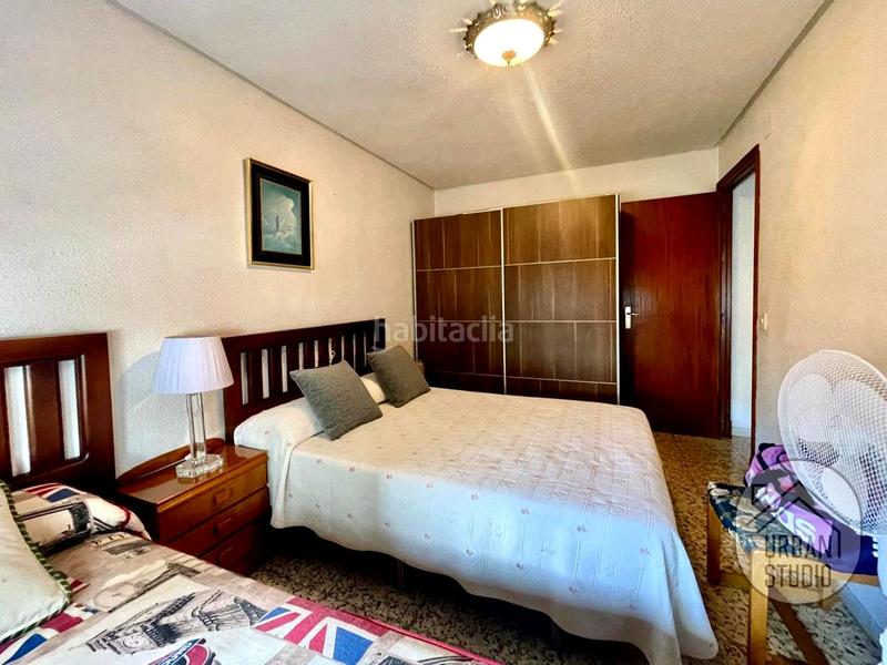 Foto 0b45d1dc-90fc-4d6d-b63e-ed881c49d7ee. Piso amplio piso de 4 dormitorios con gran potencial en Torrevieja