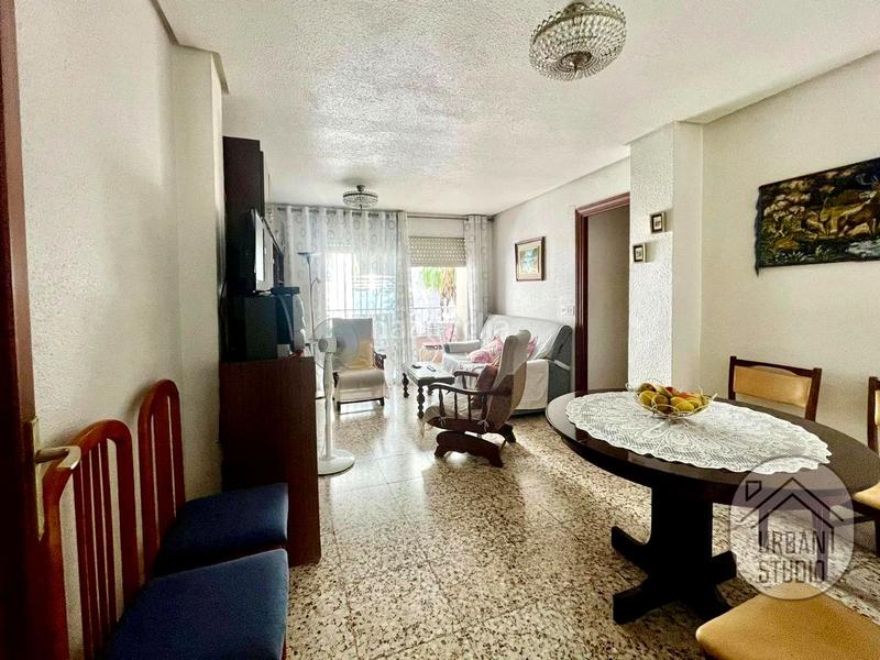 Foto 6688fd50-5ad0-4ff8-883b-d3b57f710080. Piso amplio piso de 4 dormitorios con gran potencial en Torrevieja