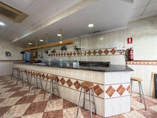 Locale commerciale  Calle lamberto amat. Venta de local con negocio en elda!