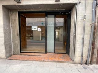 Lloguer Local Comercial a Olot. Local comercial al centre amb garatge