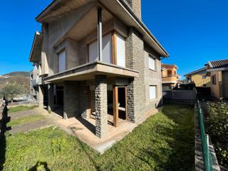 Xalet a Olot. Casa xalet al pla de dalt per acabar