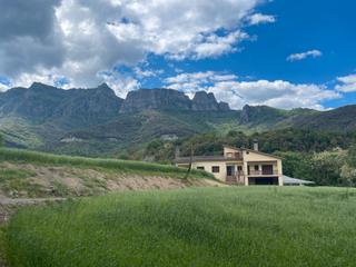 Masia a Vall d´en Bas (La). Masia a  peu del poble de joanetes amb vistes de l'entorn