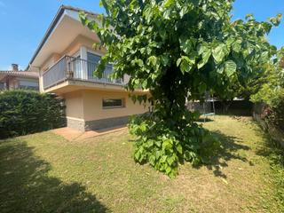 Xalet a Olot. Casa-xalet a olot