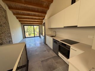 Rent House in Tortellà. Casa reformada amb jardí