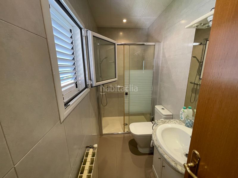 Foto f52b886f-ab6a-477d-98e4-77140e498c0e. Casa amb aparcament a Olot