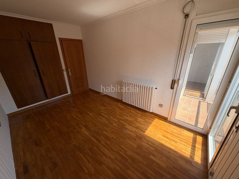 Foto b8a35dbc-c9e8-49fe-af5b-d520f42ba824. Casa adossada amb xemeneia calefacció aparcament a Olot