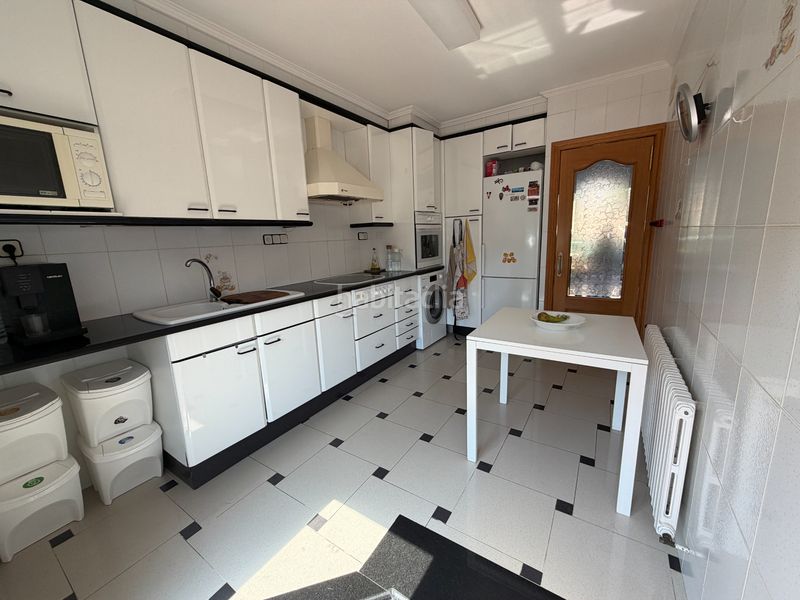 Foto c7a9a00d-4a5a-48ce-90b7-3539d5905634. Casa adossada amb xemeneia calefacció aparcament a Olot