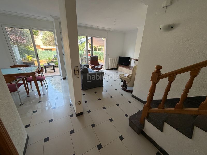 Foto cbe8124f-8ffe-4bd5-a01c-2aab73e6493f. Casa adossada amb xemeneia calefacció aparcament a Olot
