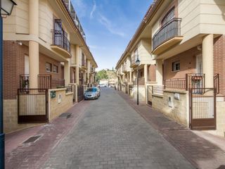 Casa adossada  Calle tiberio 7. Casa de 4 dorm. reformada. en urb. privada con piscina com.