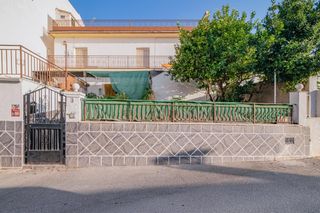 Casa  Calle los llanos 3. Amplia y luminosa casa en el corazón de monachil