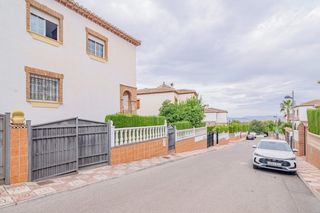 Casa pareada en Calle buero vallejo 4. Amplia casa de 4 dormitorios, 3 baños y calefacción central en l