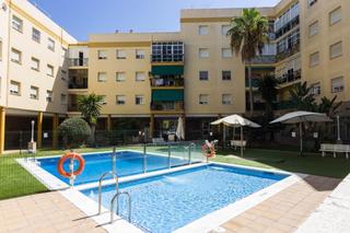 Apartamento en Pinar Alto. Luminoso apartamento con terraza acristalada a 800 m de la playa