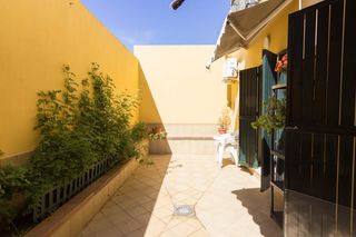 Casa in Carretera de Sanlúcar - Sudamérica. Casa de 4 dormitorios, con azotea y patio lista para entrar a vi