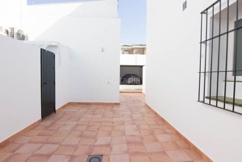 Foto 592a86bd-2027-40b2-9d6f-3315d0653ec6. Casa adossada amb aparcament a Crevillet Puerto de Santa María (El)