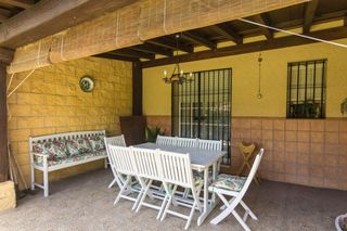 Casa adossada a El Altillo. Chalet adosado en el altillo con amplios jardines y sótano