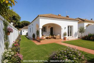 Chalet in Cuatro Pinos - El Carmen. Vivienda totalmente reformada con jardín y múltiples posibilidad