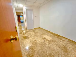 Oficina  Calle reyes católicos. Oficina exterior con posibilidad de rótulo en calle comercial