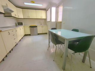 Rent Flat in Carrer arquitecto morell 17. Vivienda luminosa con plaza de garaje