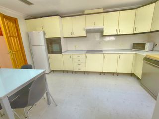 Rent Flat in Carrer arquitecto morell 17. Vivienda luminosa con plaza de garaje