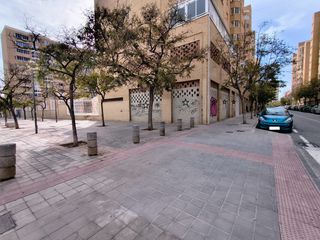Geschäftsraum in Calle del torero josé maría manzanares 2. Local esquina con gran acera