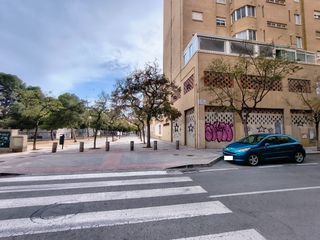 Business premise in Calle del torero josé maría manzanares 2. Local esquina con gran acera