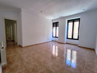 Lloguer Pis  Carrer pintor agrasot. Todo exterior  en calle céntrica y tranquila