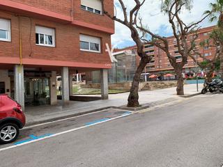 Locale commerciale  Eixampla. Local con inquilinos y  4,5 rentabilidad neta en plaça sardana d