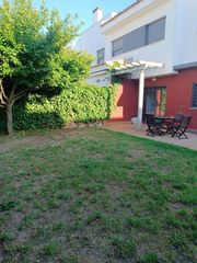 Casa adossada a Casines. Chalet adosado con gran jardín