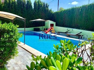 Chalet  Avenida moreras las. Chalet con jardín y piscina en la urbanización el pantano