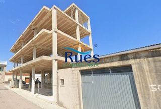 Edifici  Calle de miravet. Edificio en construcción en ribera de cabanes